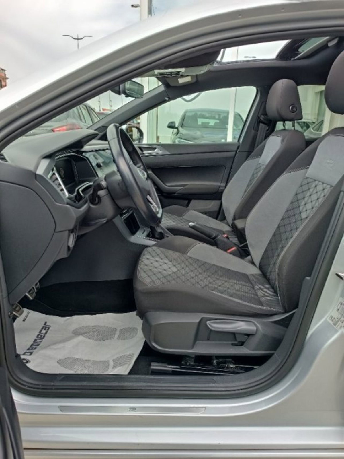 Volkswagen Taigo 1.0 TSI 110 CV DSG R-Line (16)