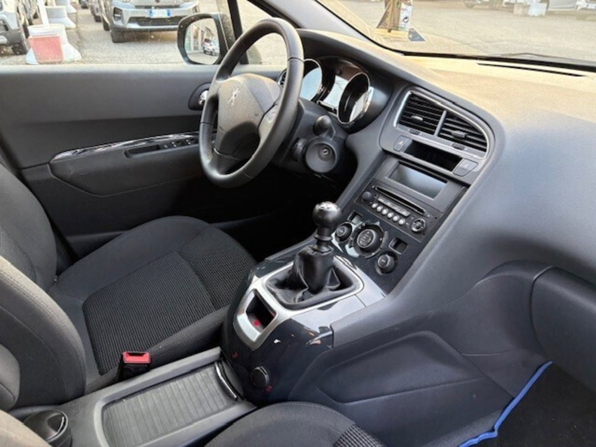 Peugeot 5008 1.6 HDi 115CV Active (11)