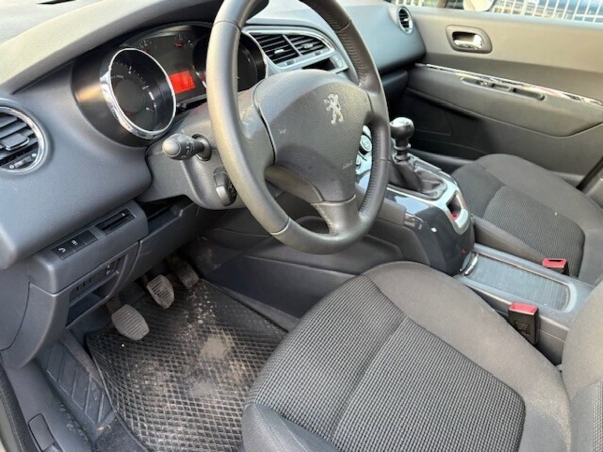 Peugeot 5008 1.6 HDi 115CV Active (16)
