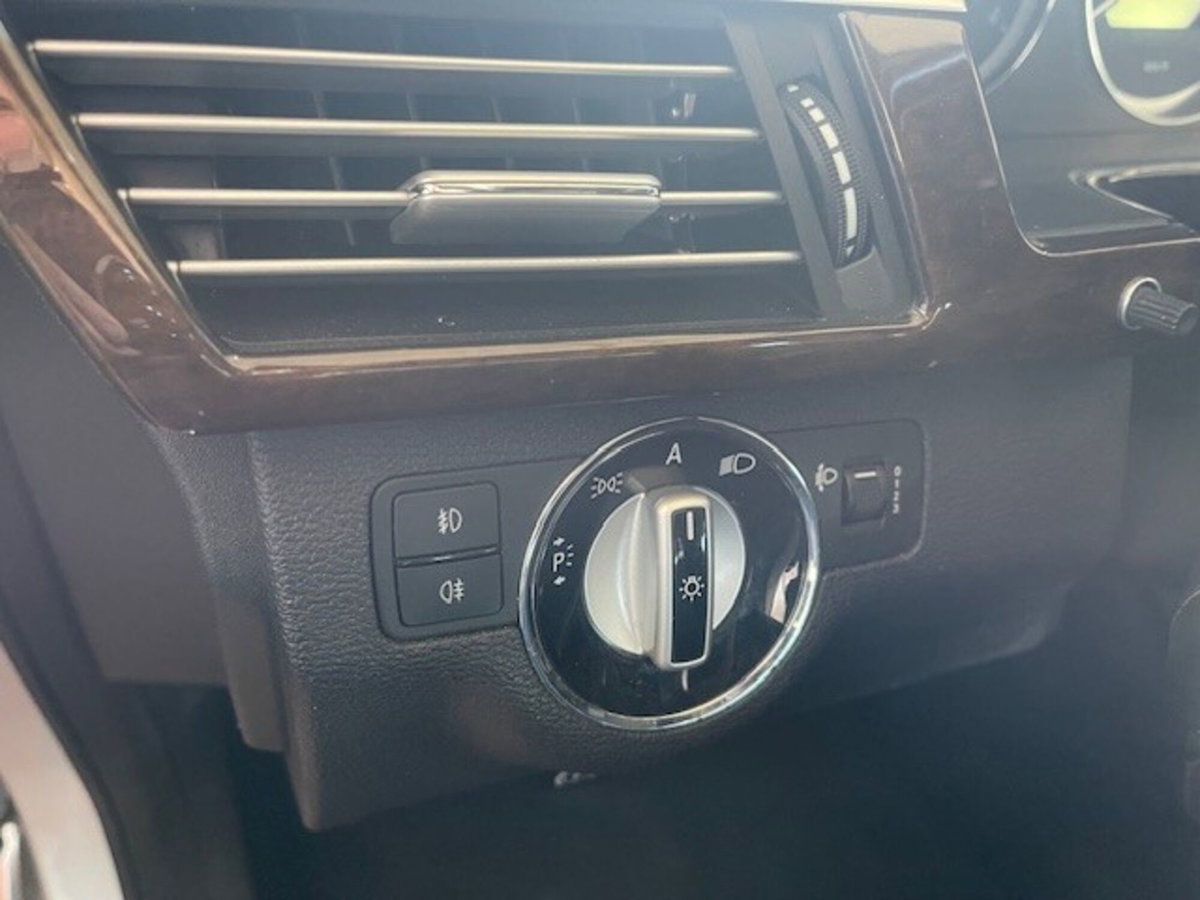 Mercedes-Benz Classe E 200 CGI BlueEFFICIENCY Elegance (12)