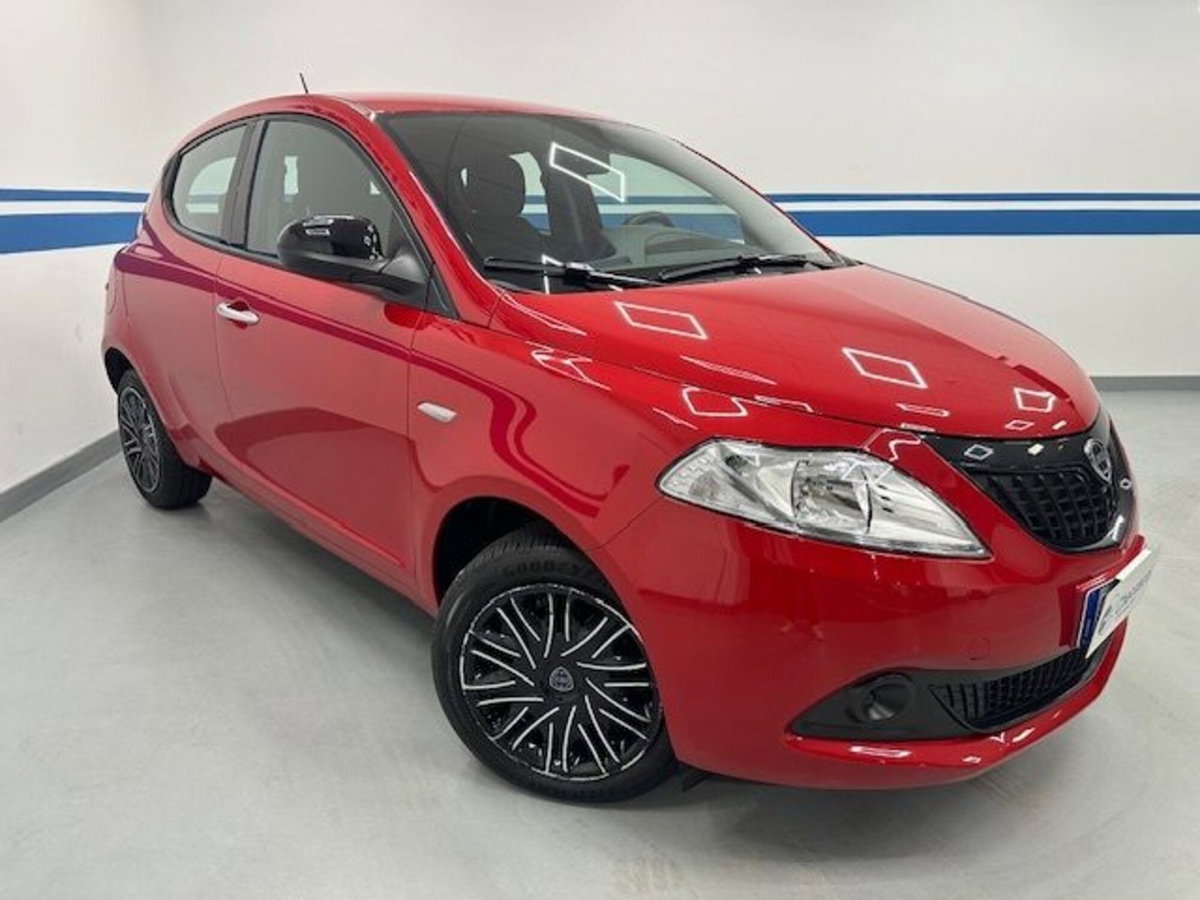 Lancia Ypsilon 1.0 FireFly 5 porte S&S Hybrid Ecochic Silver (4)