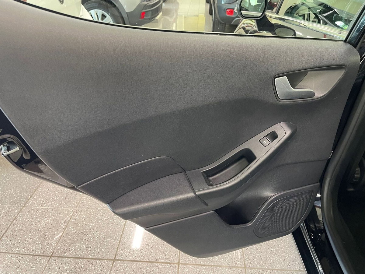 Ford Fiesta 1.1 75 CV 5 porte Titanium (11)