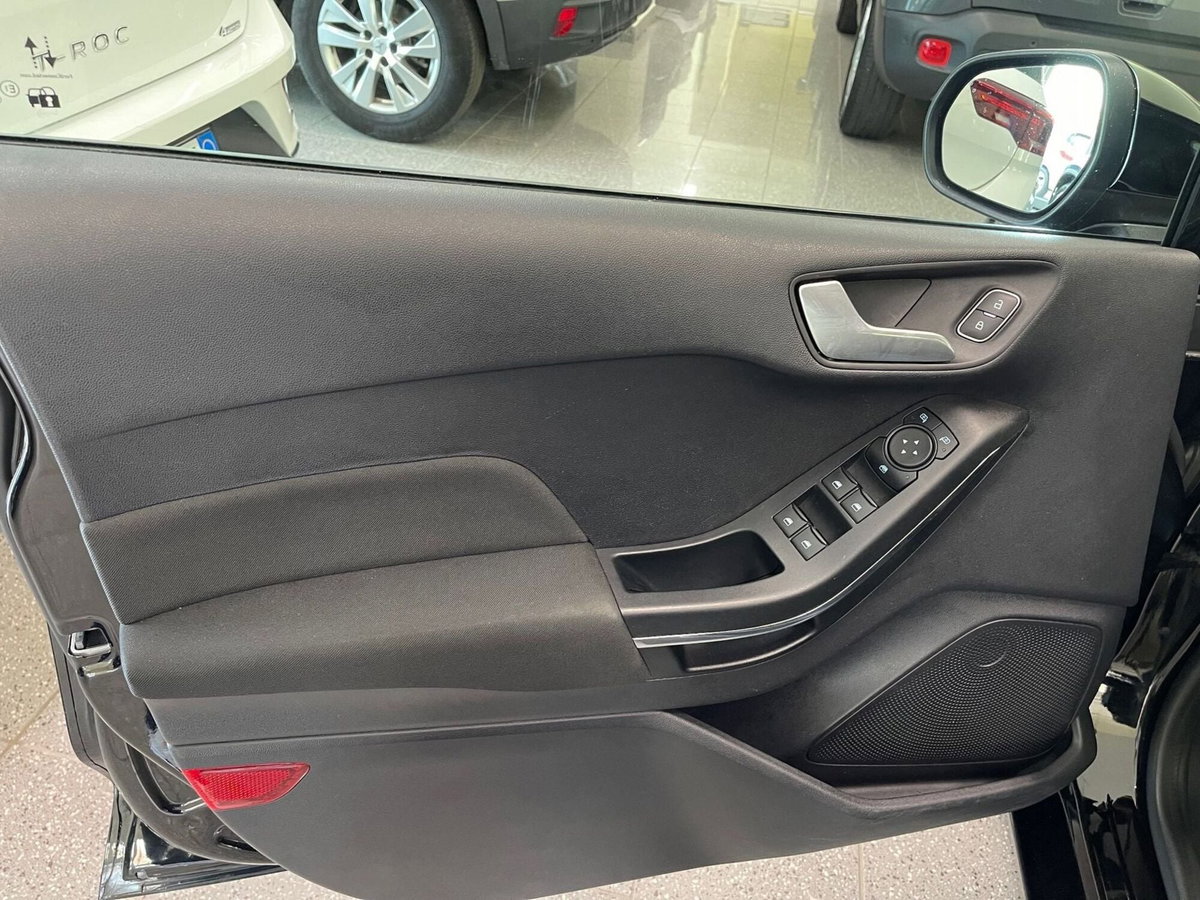 Ford Fiesta 1.1 75 CV 5 porte Titanium (12)