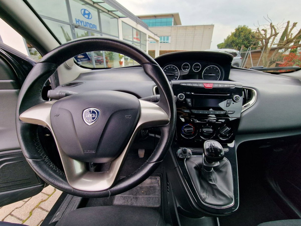 Lancia Ypsilon 0.9 TwinAir 85 CV 5 porte Metano Ecochic Silver (12)