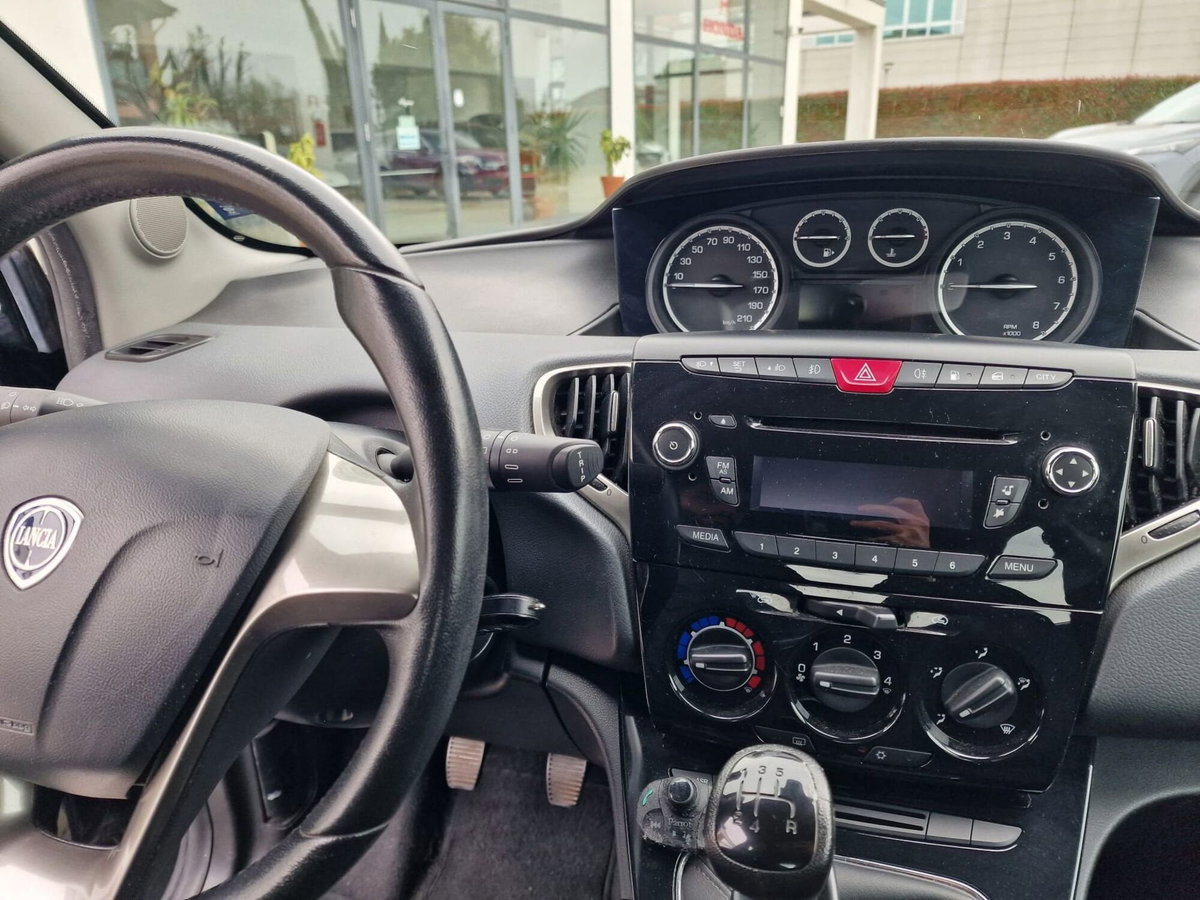Lancia Ypsilon 0.9 TwinAir 85 CV 5 porte Metano Ecochic Silver (13)