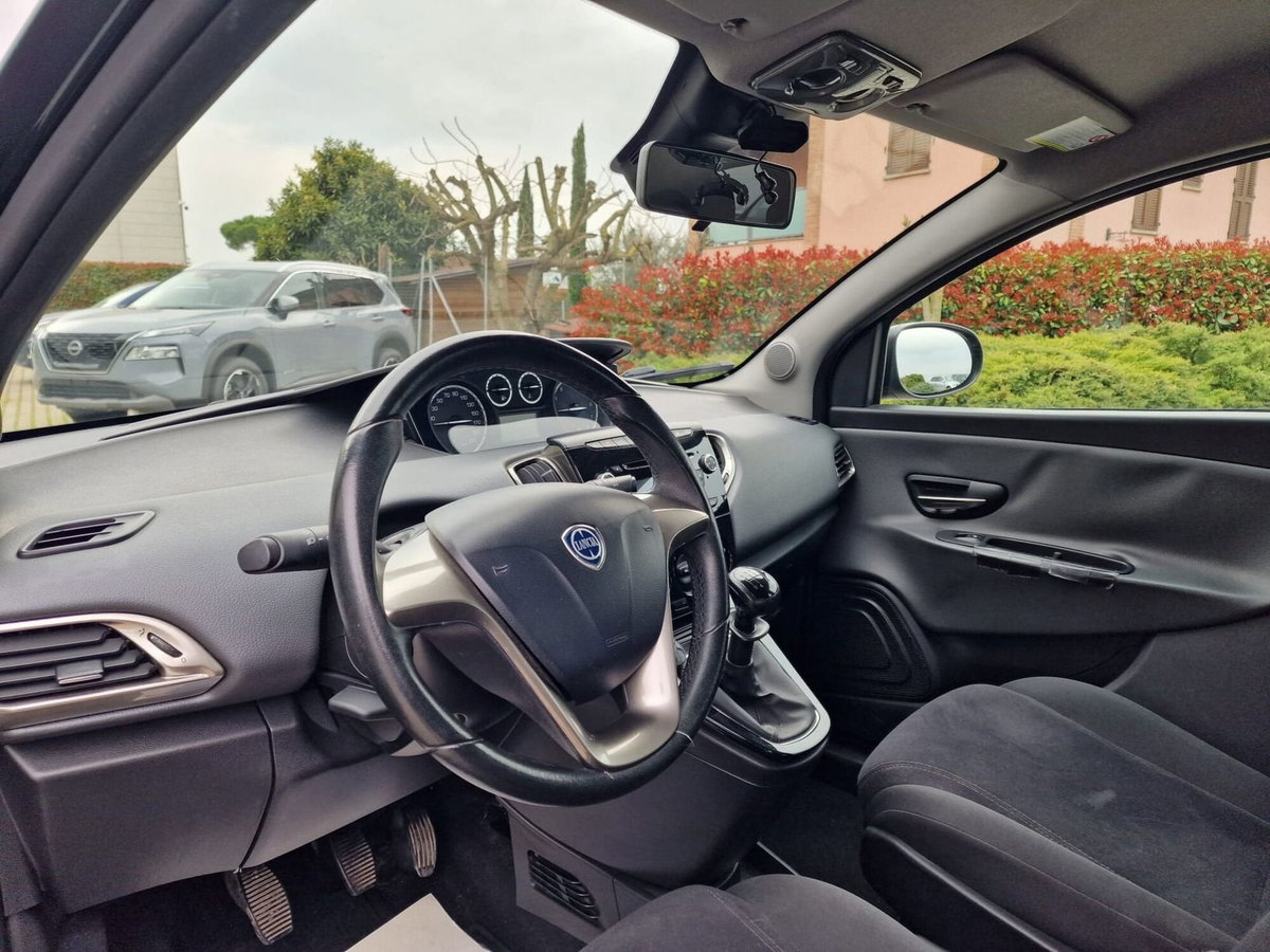 Lancia Ypsilon 0.9 TwinAir 85 CV 5 porte Metano Ecochic Silver (14)