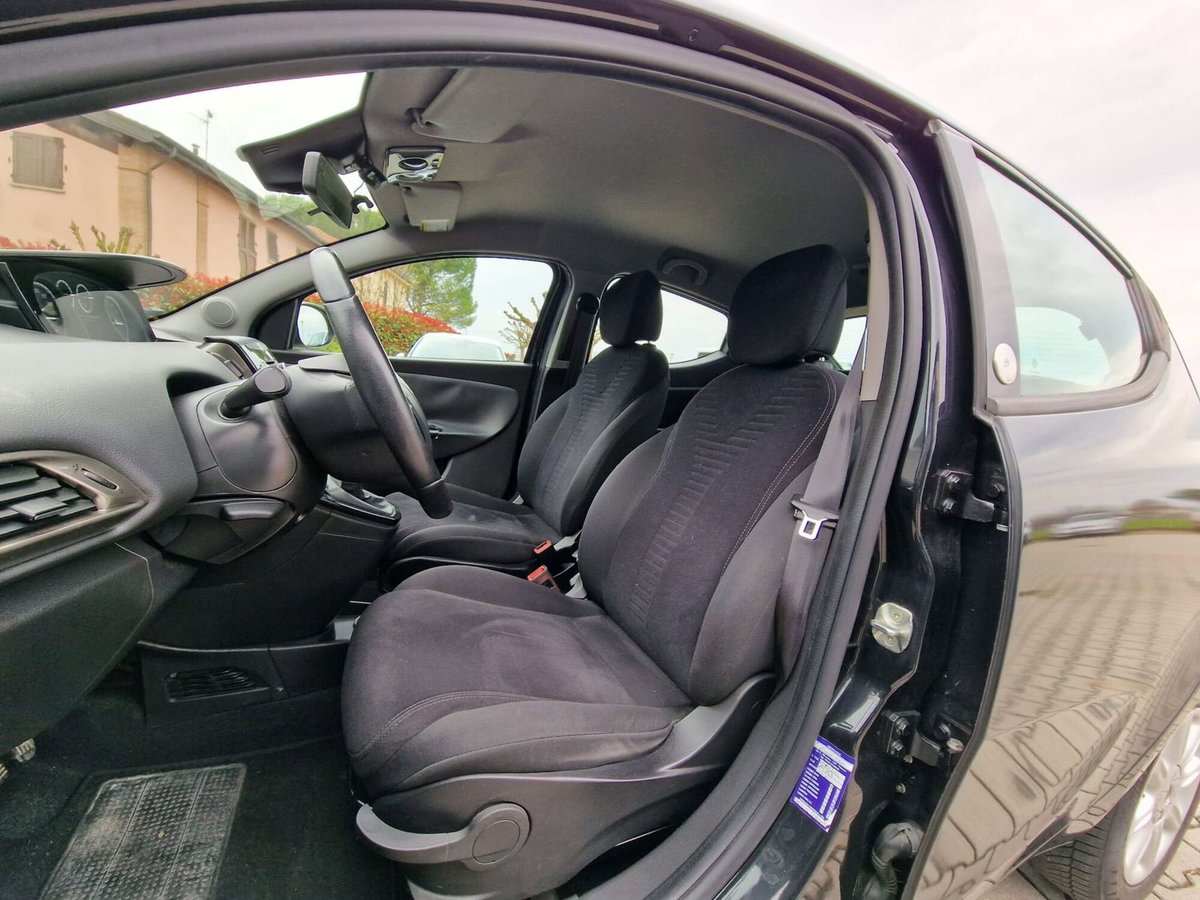 Lancia Ypsilon 0.9 TwinAir 85 CV 5 porte Metano Ecochic Silver (15)