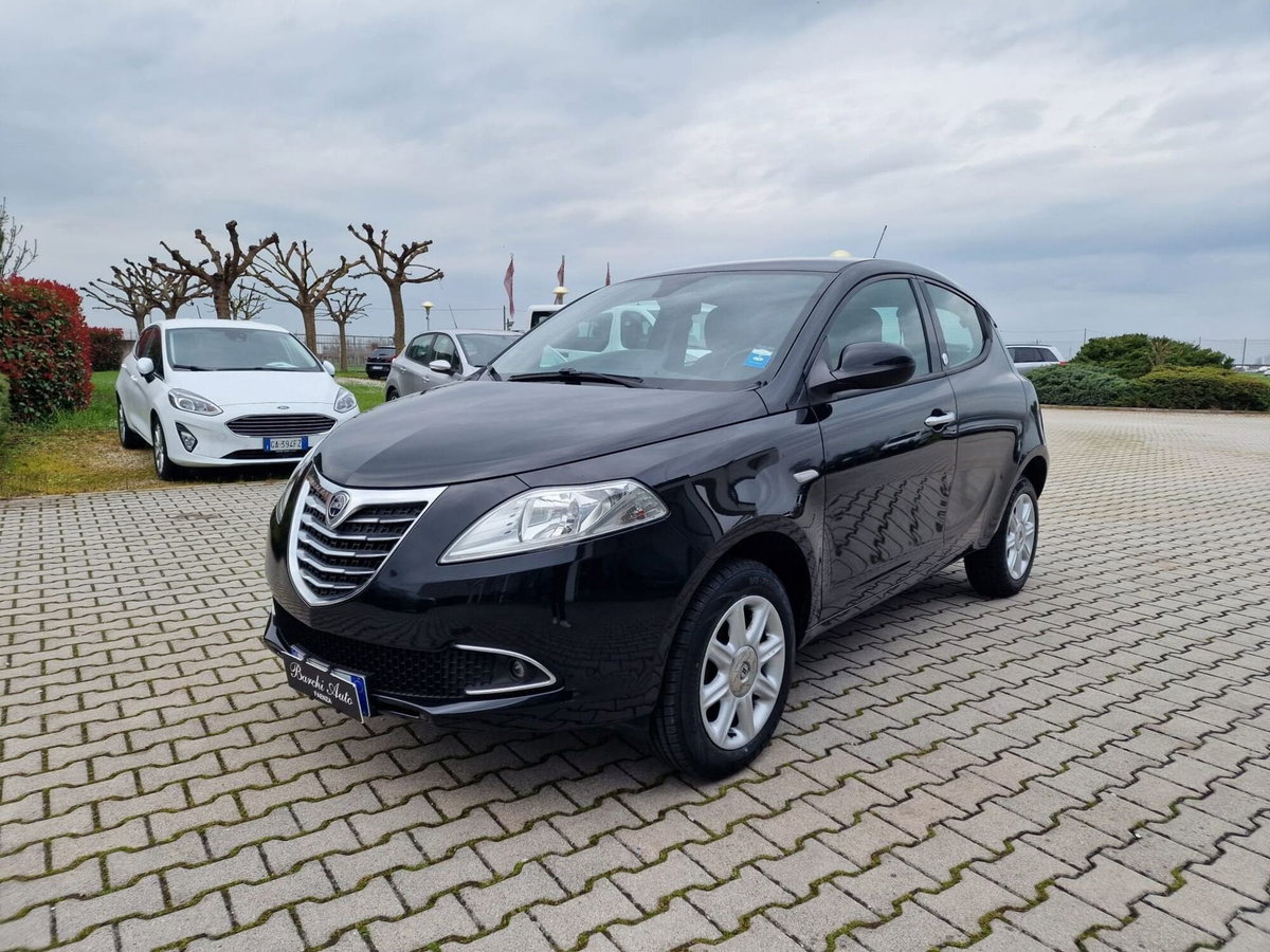 Lancia Ypsilon 0.9 TwinAir 85 CV 5 porte Metano Ecochic Silver (2)