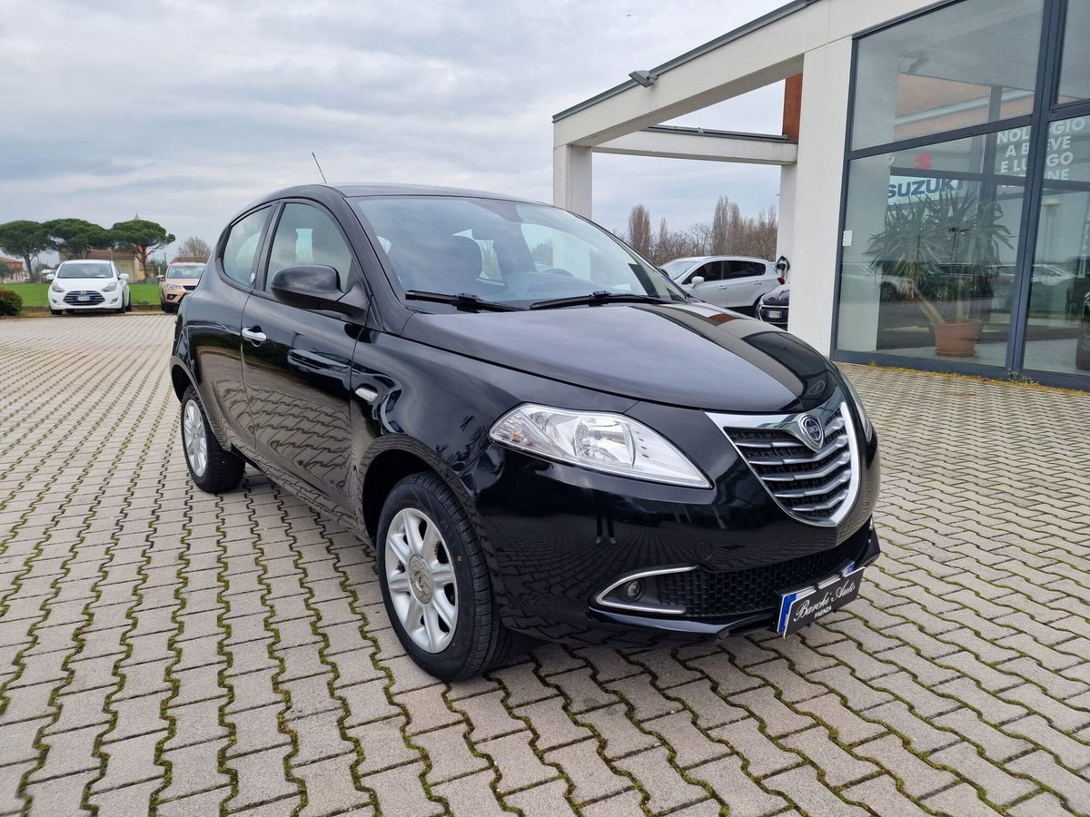 Lancia Ypsilon 0.9 TwinAir 85 CV 5 porte Metano Ecochic Silver (3)