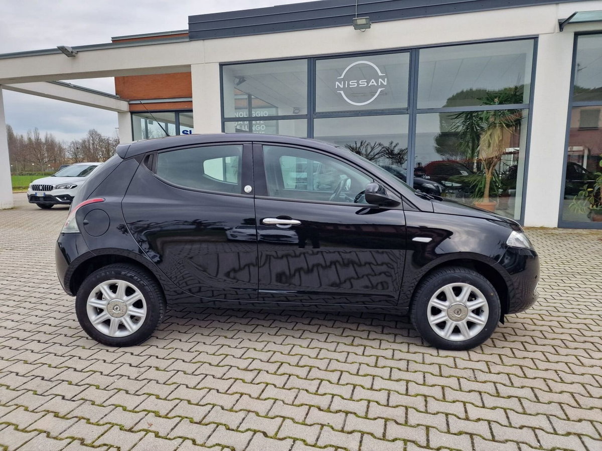 Lancia Ypsilon 0.9 TwinAir 85 CV 5 porte Metano Ecochic Silver (4)