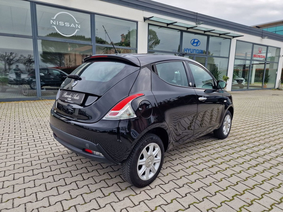 Lancia Ypsilon 0.9 TwinAir 85 CV 5 porte Metano Ecochic Silver (5)