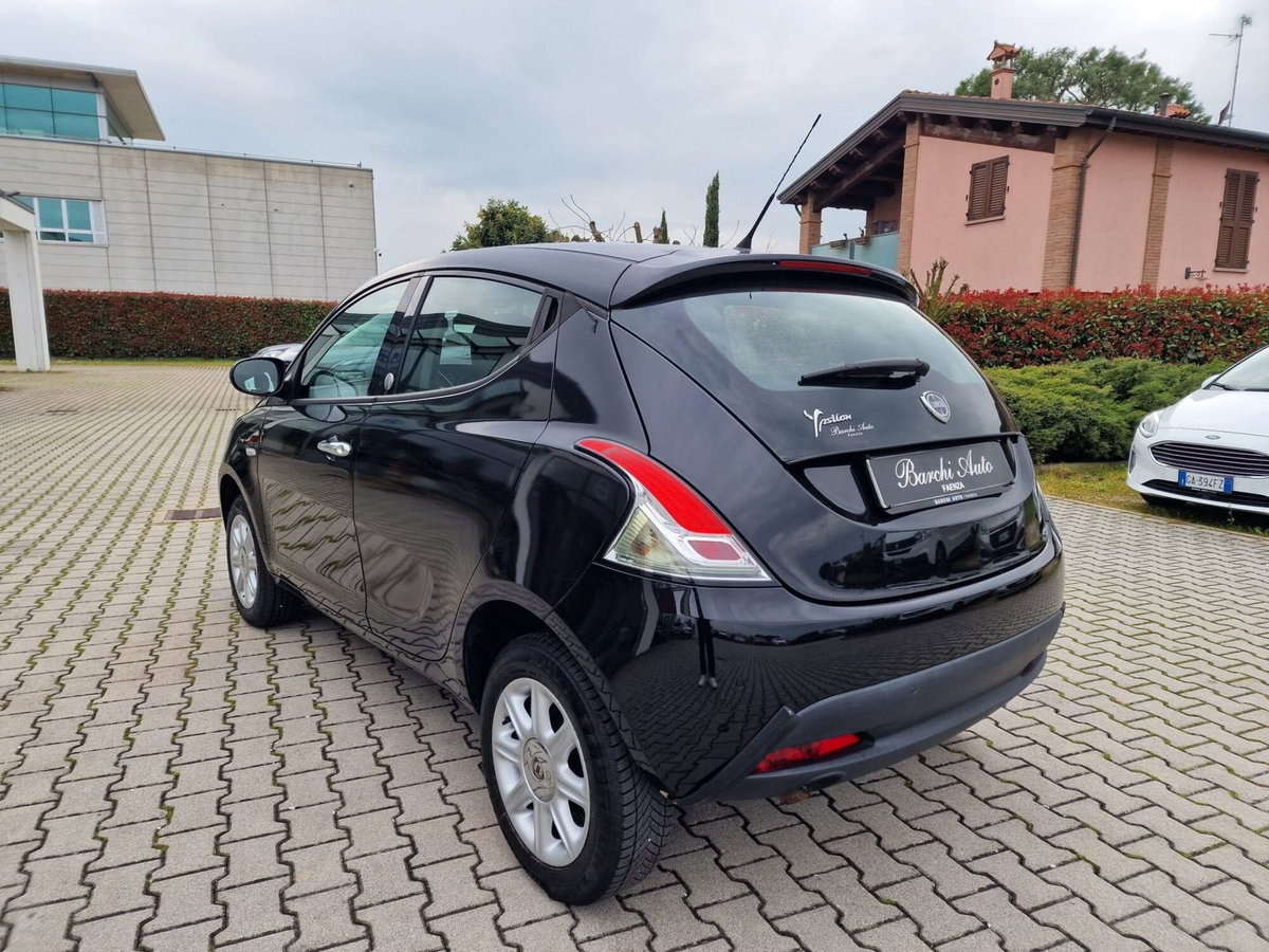 Lancia Ypsilon 0.9 TwinAir 85 CV 5 porte Metano Ecochic Silver (6)