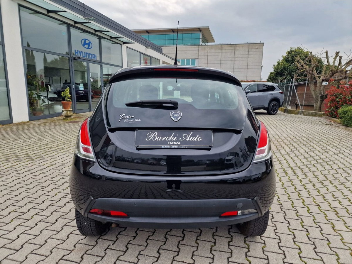 Lancia Ypsilon 0.9 TwinAir 85 CV 5 porte Metano Ecochic Silver (8)