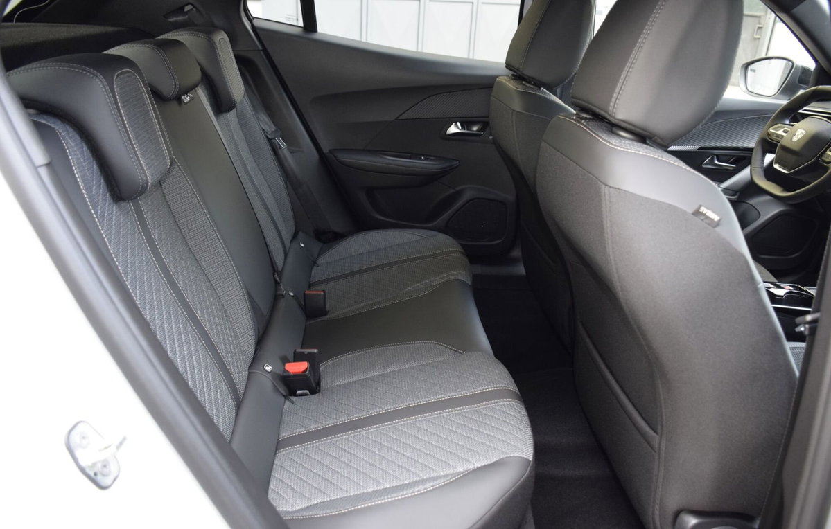 Peugeot 2008 1.2 puretech Active s&s 100cv (12)