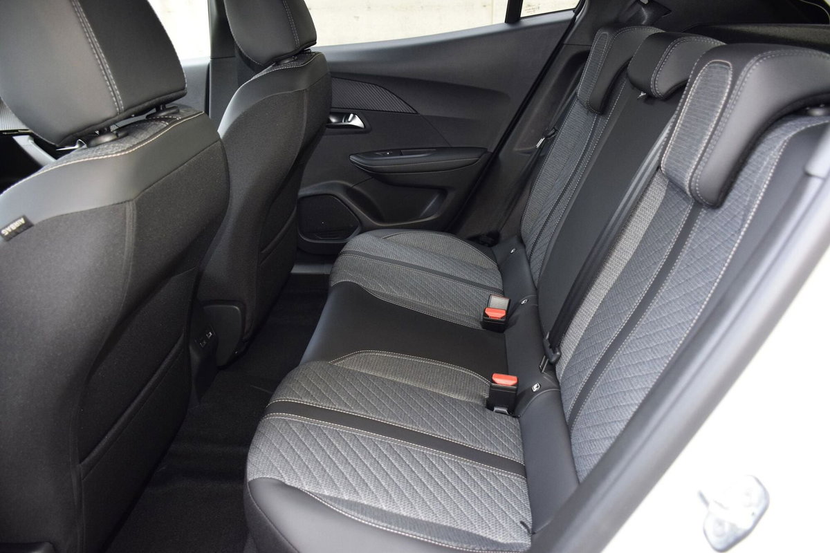 Peugeot 2008 1.2 puretech Active s&s 100cv (13)