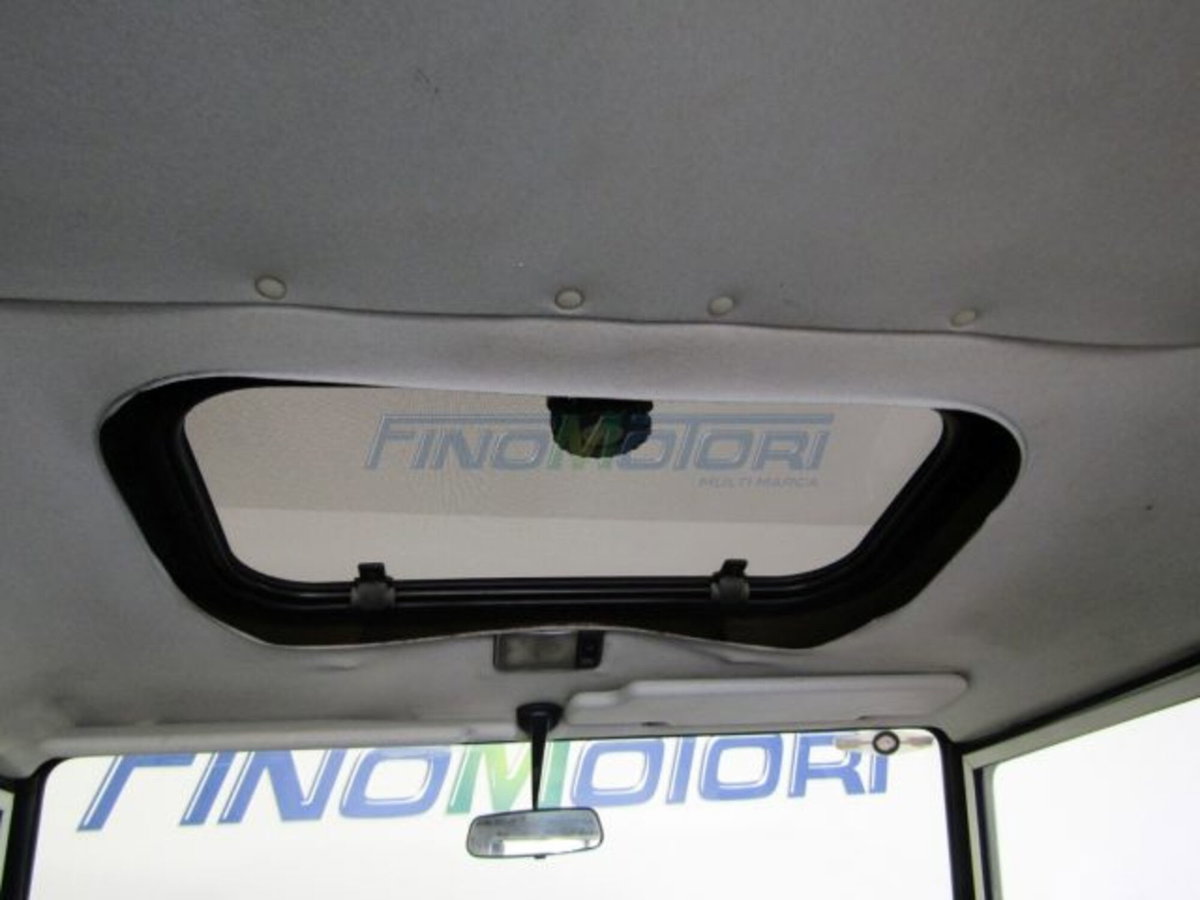 Land Rover Defender 90 2.5 Td5 Soft-Top (8)