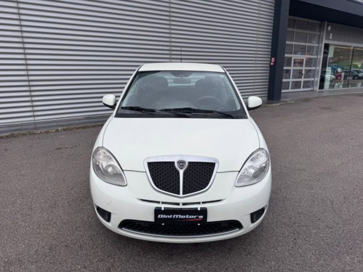 Lancia Ypsilon 1.2 (2)