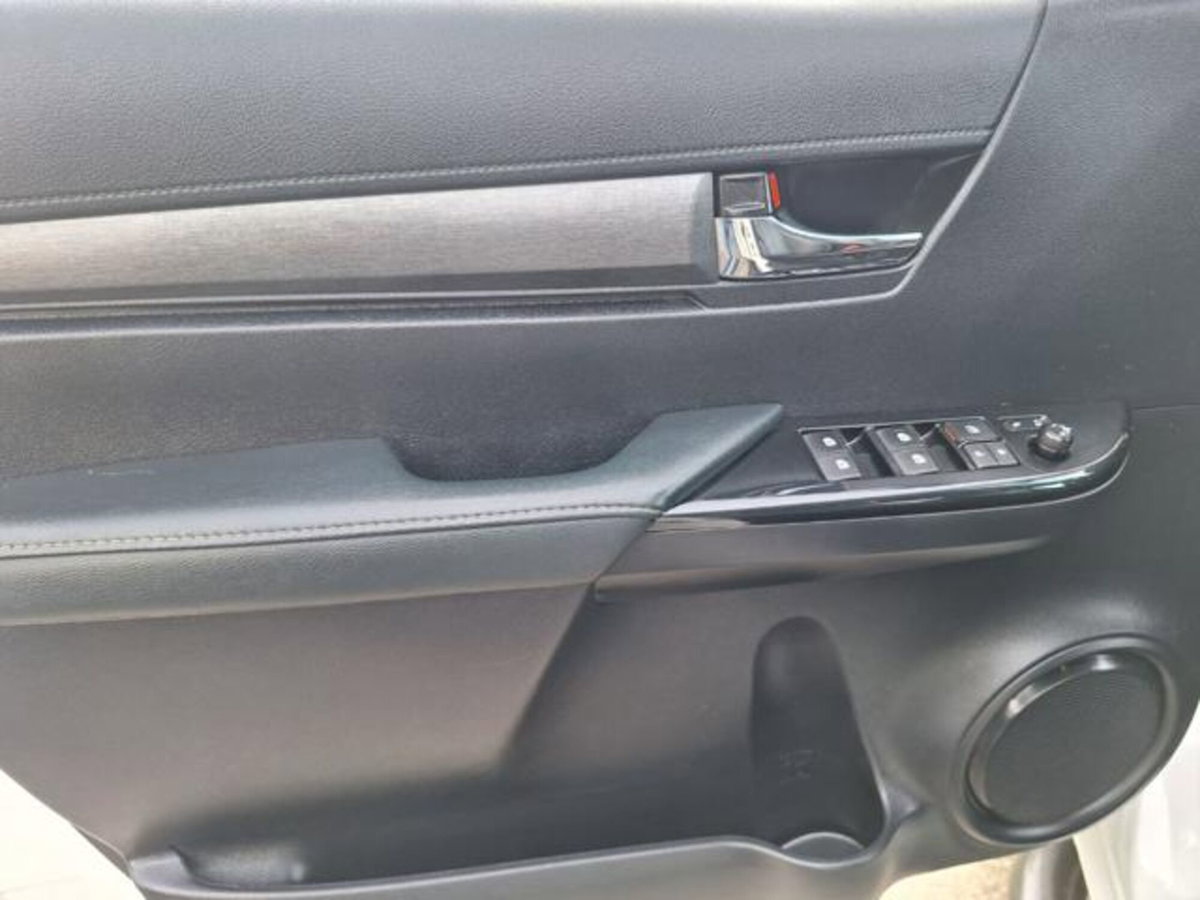 Toyota Hilux 2.8 D A/T 4WD porte Double Cab Invincible (14)