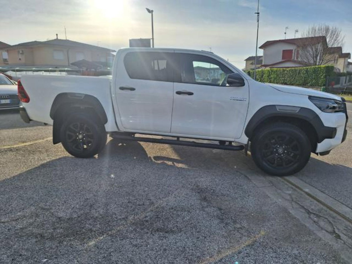 Toyota Hilux 2.8 D A/T 4WD porte Double Cab Invincible (16)