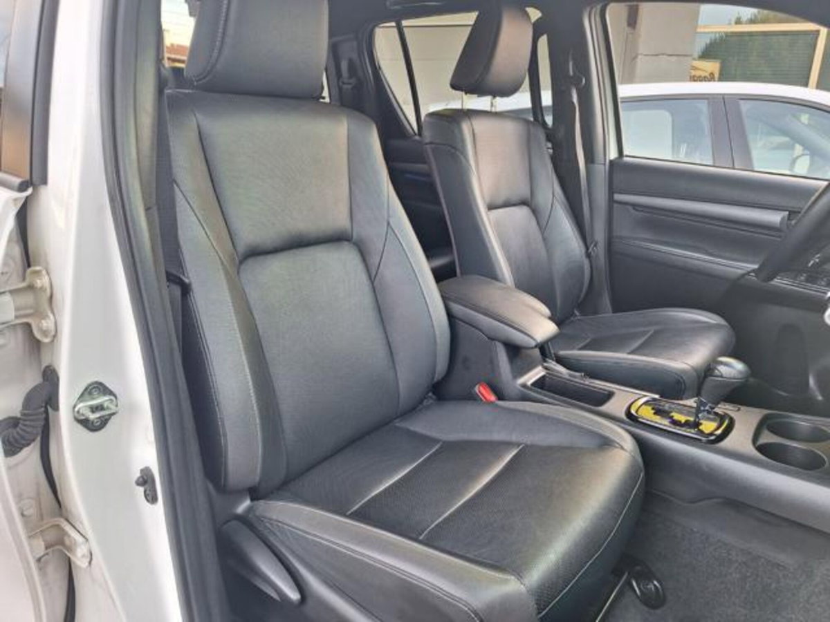 Toyota Hilux 2.8 D A/T 4WD porte Double Cab Invincible (17)