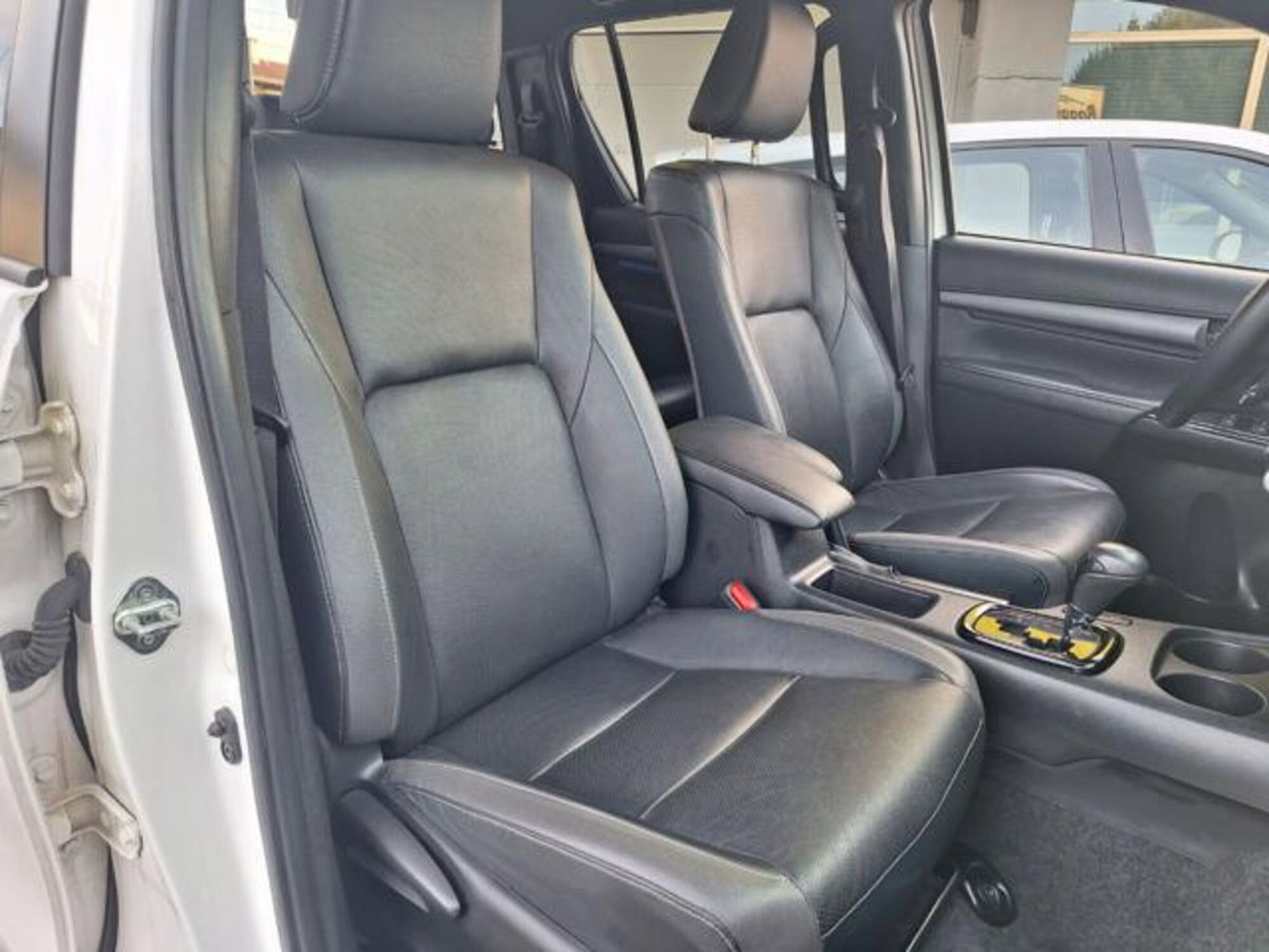 Toyota Hilux 2.8 D A/T 4WD porte Double Cab Invincible (18)