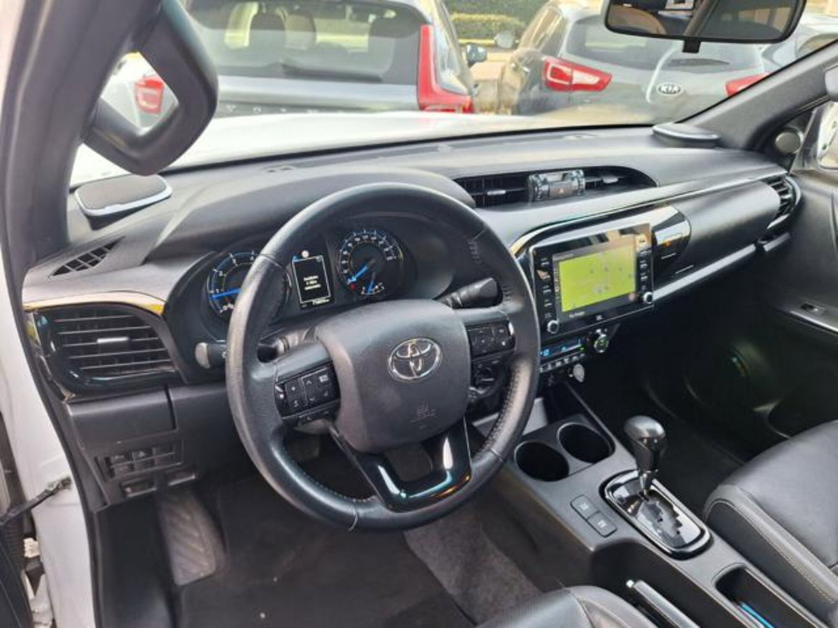 Toyota Hilux 2.8 D A/T 4WD porte Double Cab Invincible (2)