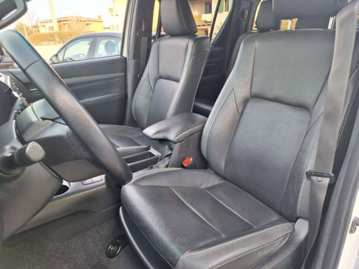 Toyota Hilux 2.8 D A/T 4WD porte Double Cab Invincible (6)