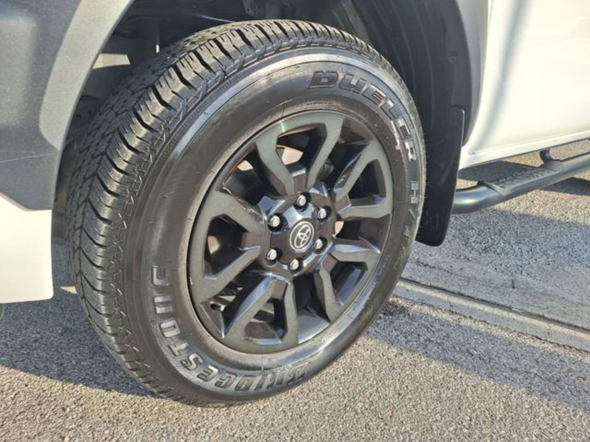 Toyota Hilux 2.8 D A/T 4WD porte Double Cab Invincible (8)