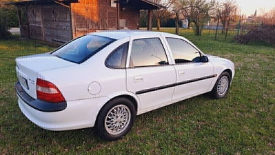 Opel Vectra 1.8i 16V cat 5 porte CD (13)