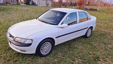 Opel Vectra 1.8i 16V cat 5 porte CD (2)