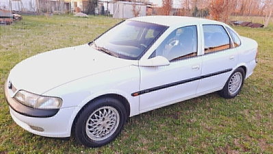 Opel Vectra 1.8i 16V cat 5 porte CD (3)