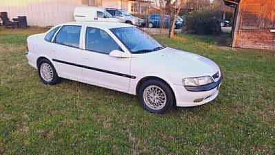 Opel Vectra 1.8i 16V cat 5 porte CD (4)