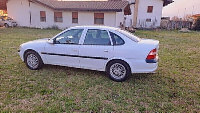 Opel Vectra 1.8i 16V cat 5 porte CD (5)