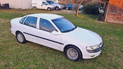 Opel Vectra 1.8i 16V cat 5 porte CD (8)