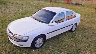 Opel Vectra 1.8i 16V cat 5 porte CD (9)