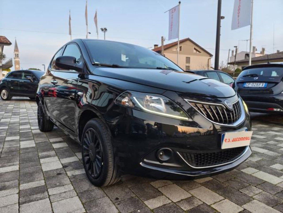 Lancia Ypsilon 1.0 FireFly 5 porte S&S Hybrid Gold Plus (2)