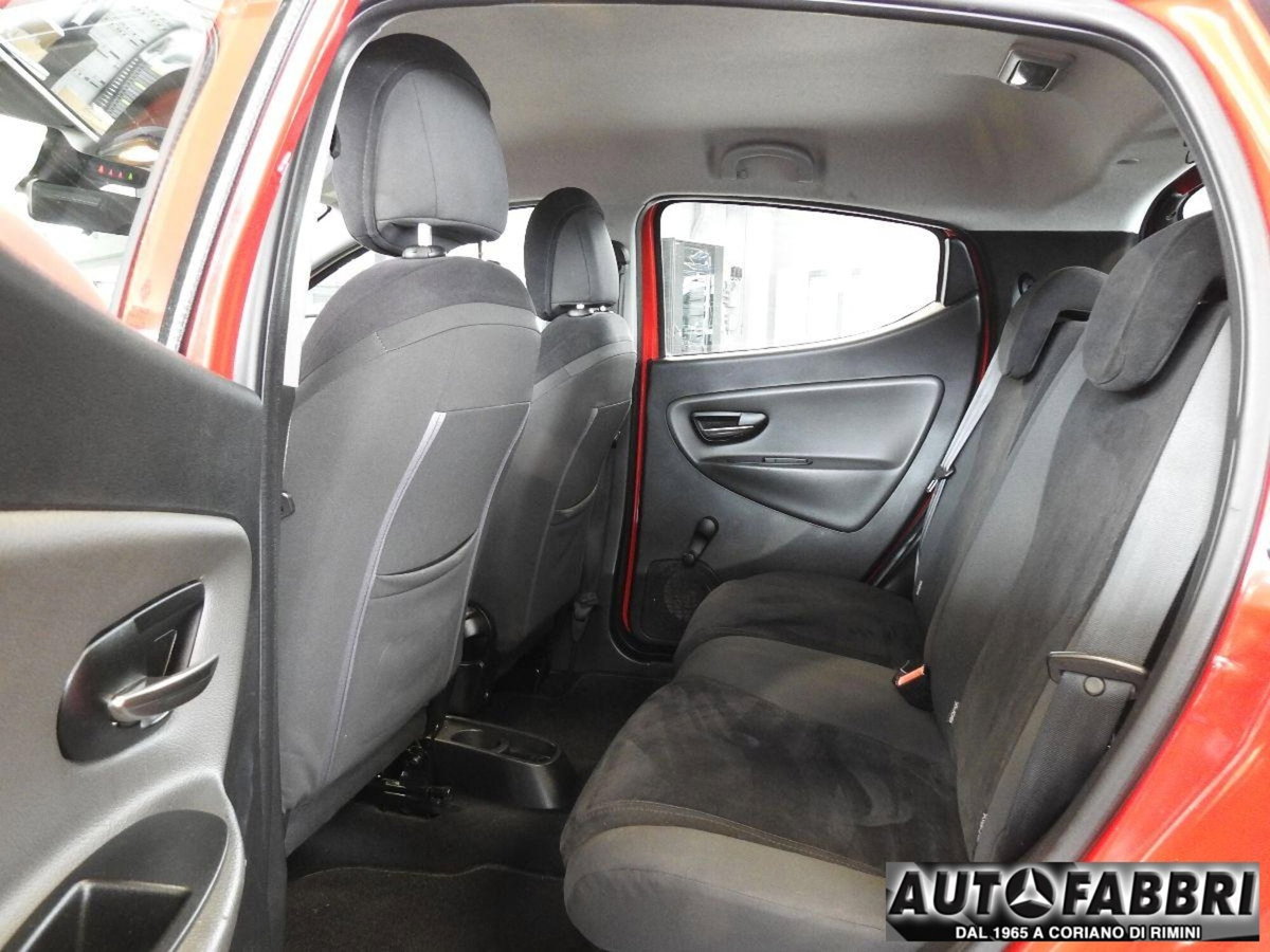 Lancia Ypsilon 0.9 TwinAir 85 CV 5 porte Metano Ecochic Gold (17)