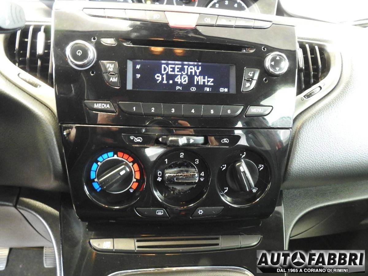 Lancia Ypsilon 0.9 TwinAir 85 CV 5 porte Metano Ecochic Gold (19)