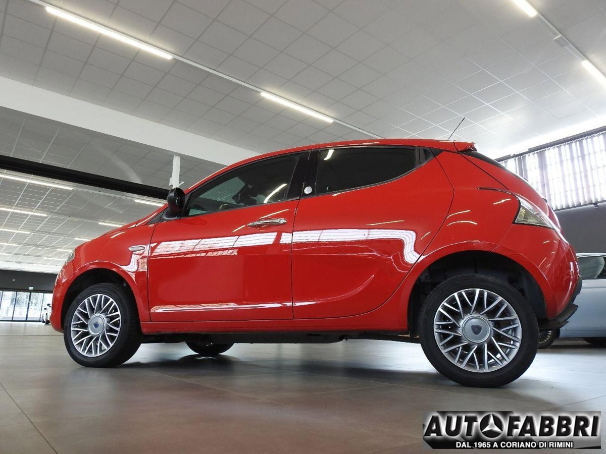 Lancia Ypsilon 0.9 TwinAir 85 CV 5 porte Metano Ecochic Gold (2)