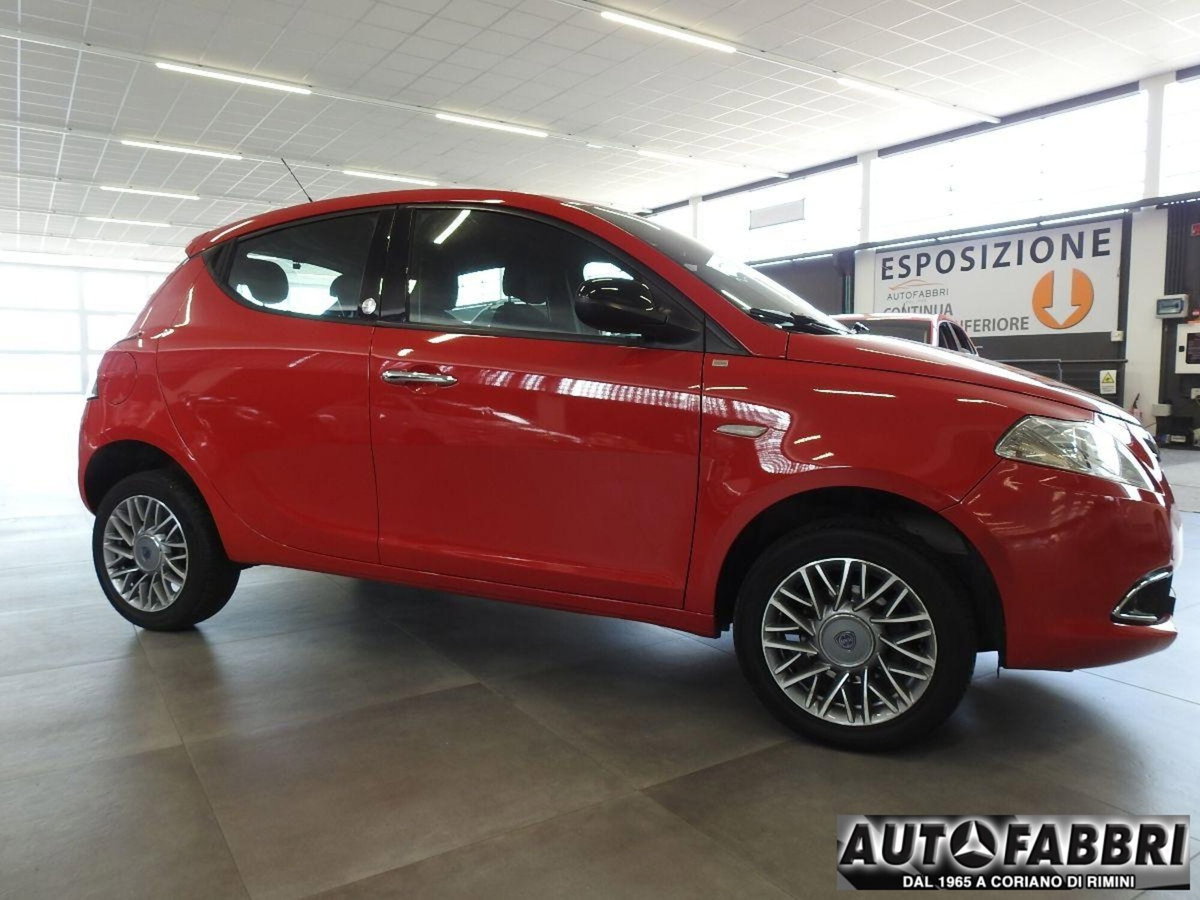 Lancia Ypsilon 0.9 TwinAir 85 CV 5 porte Metano Ecochic Gold (3)