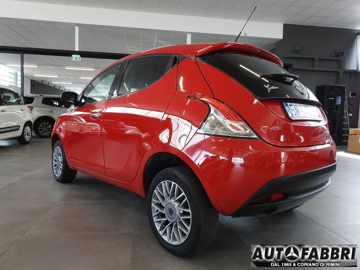 Lancia Ypsilon 0.9 TwinAir 85 CV 5 porte Metano Ecochic Gold (4)