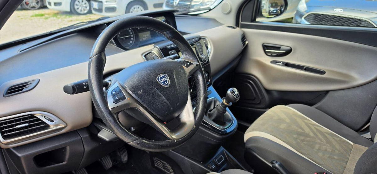 Lancia Ypsilon 1.2 69 CV 5 porte Gold (10)