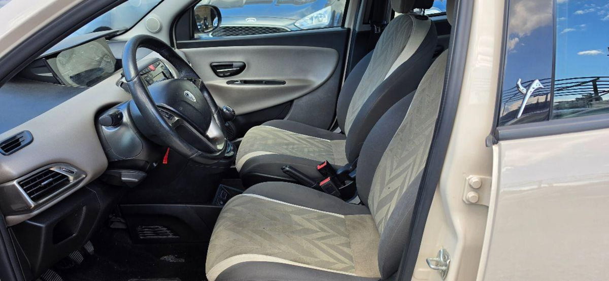 Lancia Ypsilon 1.2 69 CV 5 porte Gold (11)