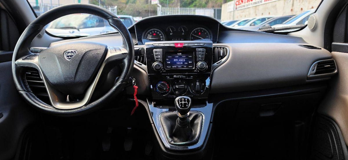Lancia Ypsilon 1.2 69 CV 5 porte Gold (13)