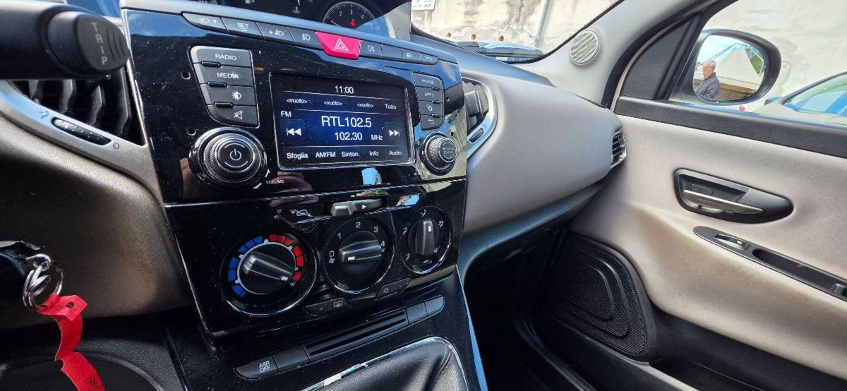 Lancia Ypsilon 1.2 69 CV 5 porte Gold (14)