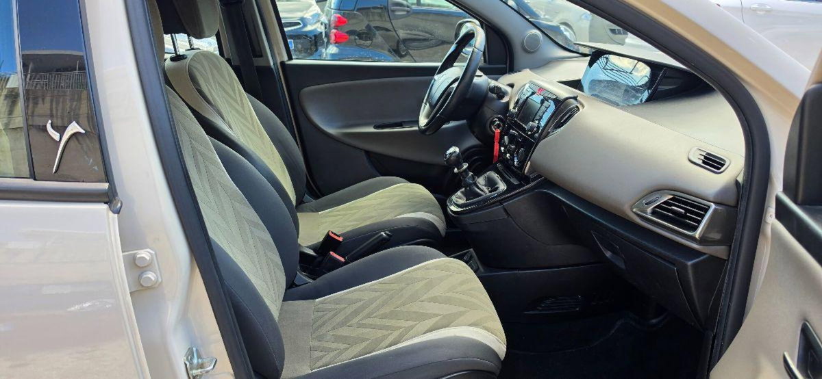Lancia Ypsilon 1.2 69 CV 5 porte Gold (17)