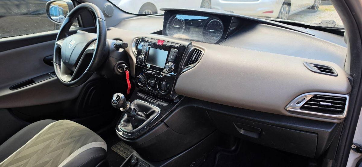 Lancia Ypsilon 1.2 69 CV 5 porte Gold (18)