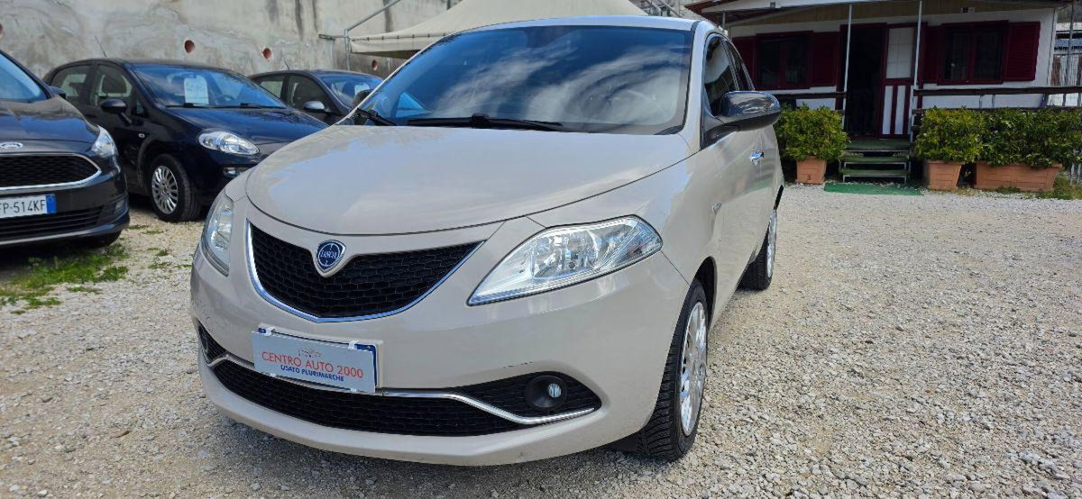 Lancia Ypsilon 1.2 69 CV 5 porte Gold (2)
