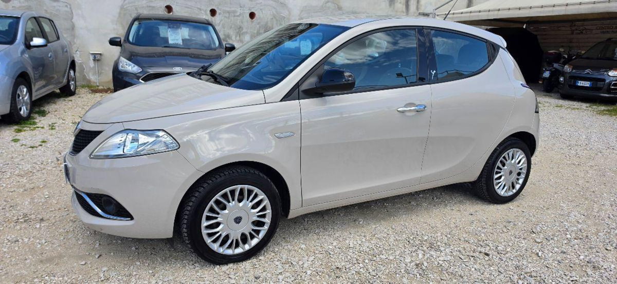 Lancia Ypsilon 1.2 69 CV 5 porte Gold (3)