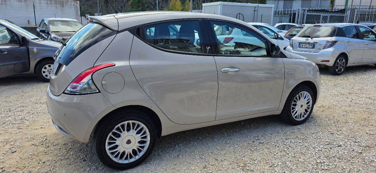 Lancia Ypsilon 1.2 69 CV 5 porte Gold (7)